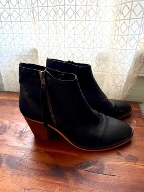 Urban Outfitters Black Leather Ankle Booties with Side Zip Sz 8